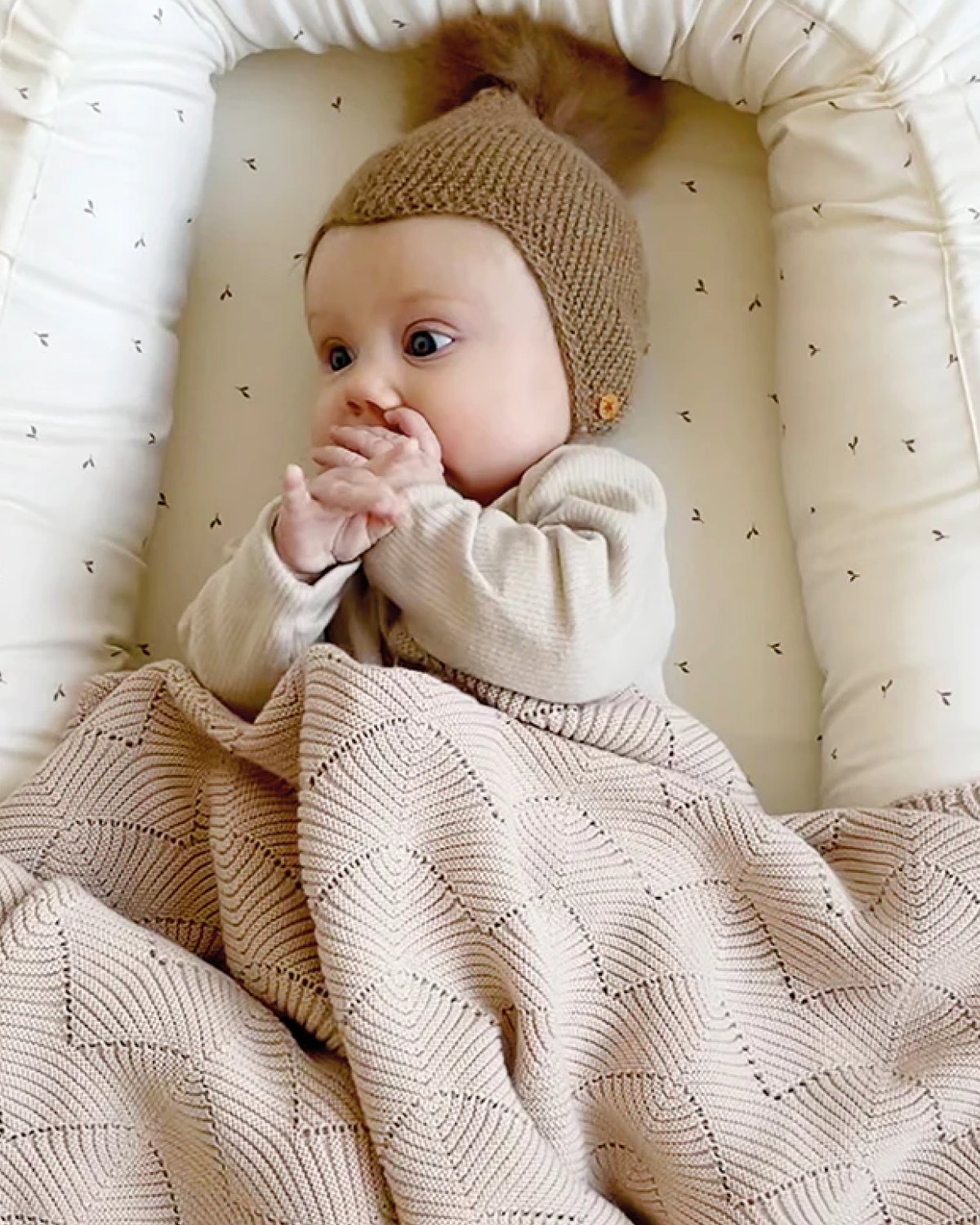 Babyteppe – 80×100 – Strikket Øko Bomull | Scallop Knit Blanket