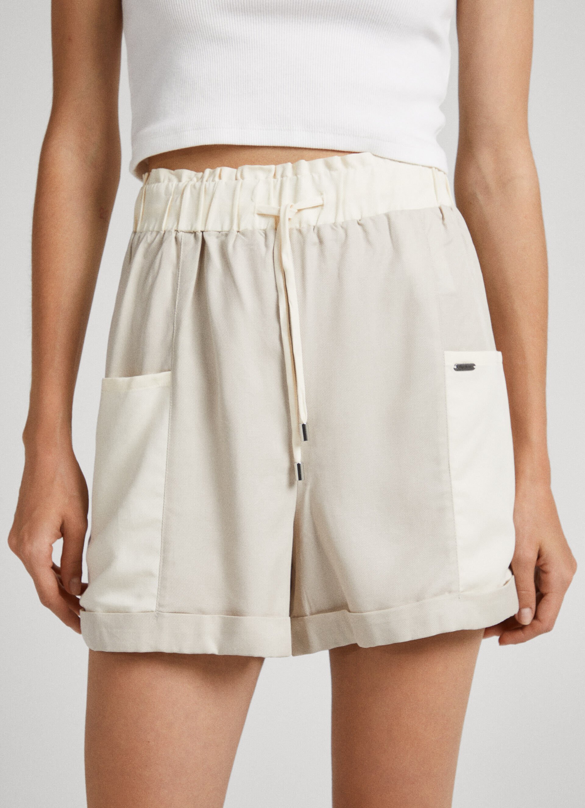 Shorts utilitários com bolso - Branco Mousse