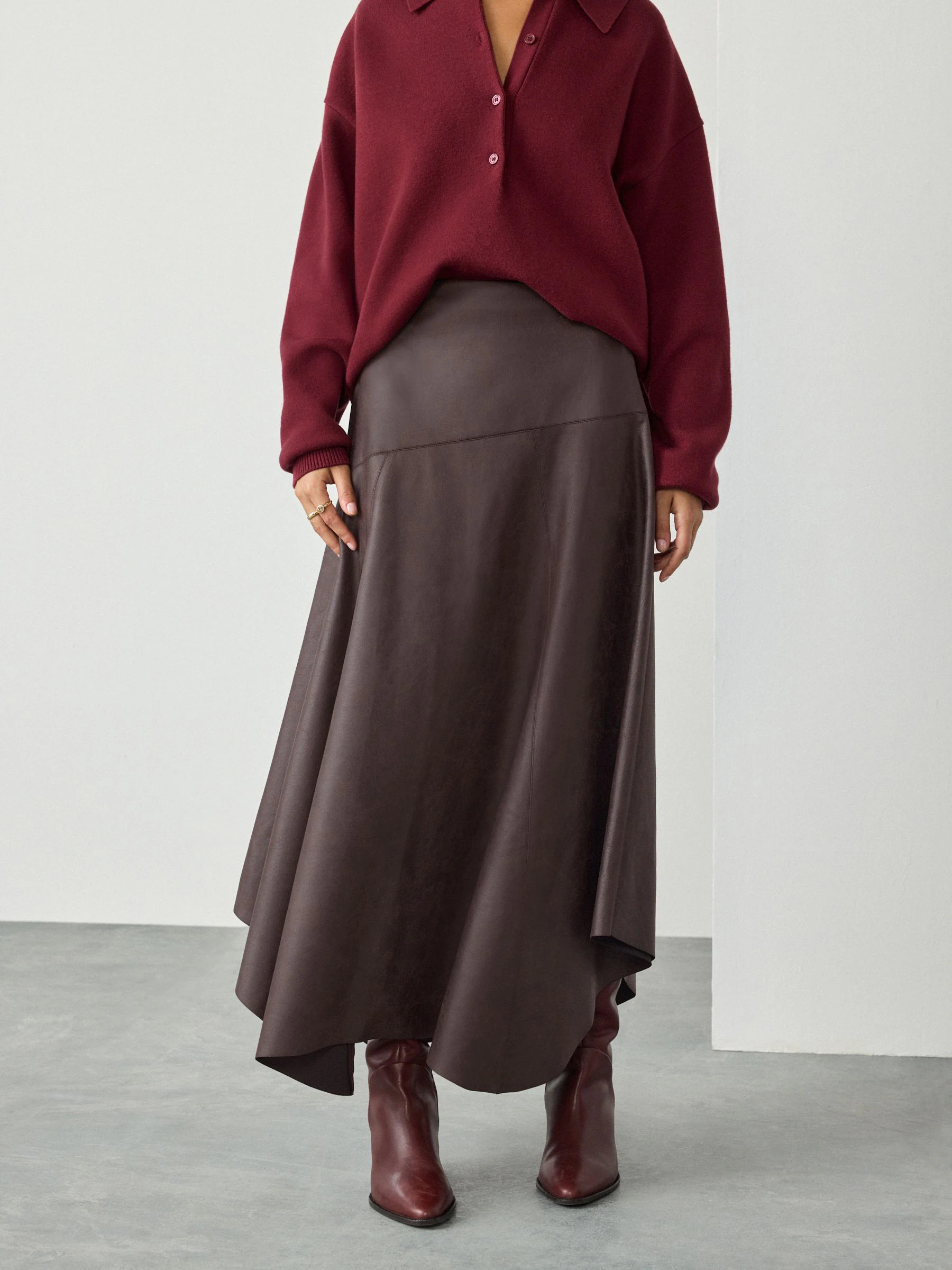 Chocoladebruin - Midi-rok met asymetrische zoom van imitatieleer