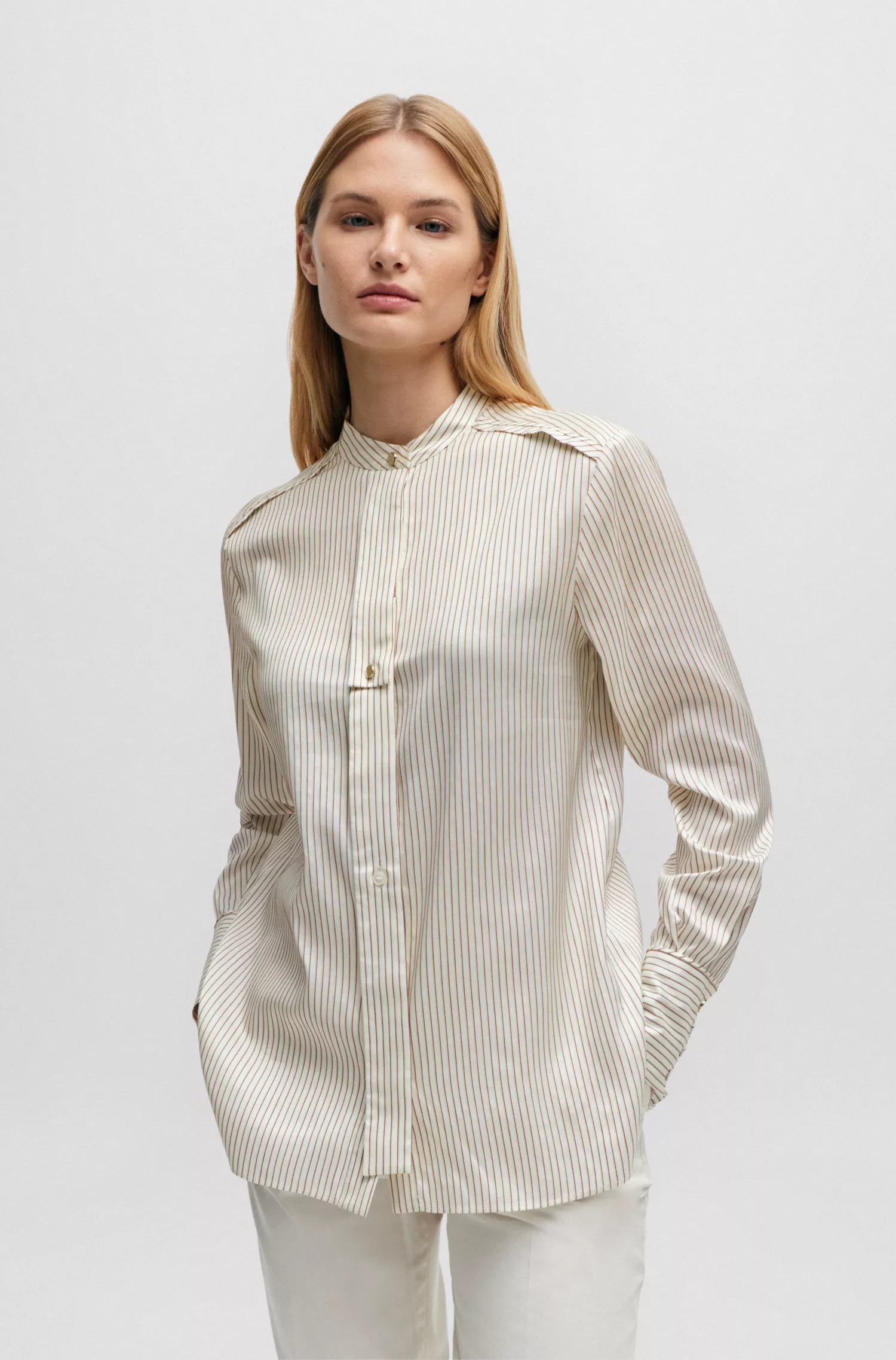 Blusa BOSS preta de modelagem relaxada em seda e algodão listrados.