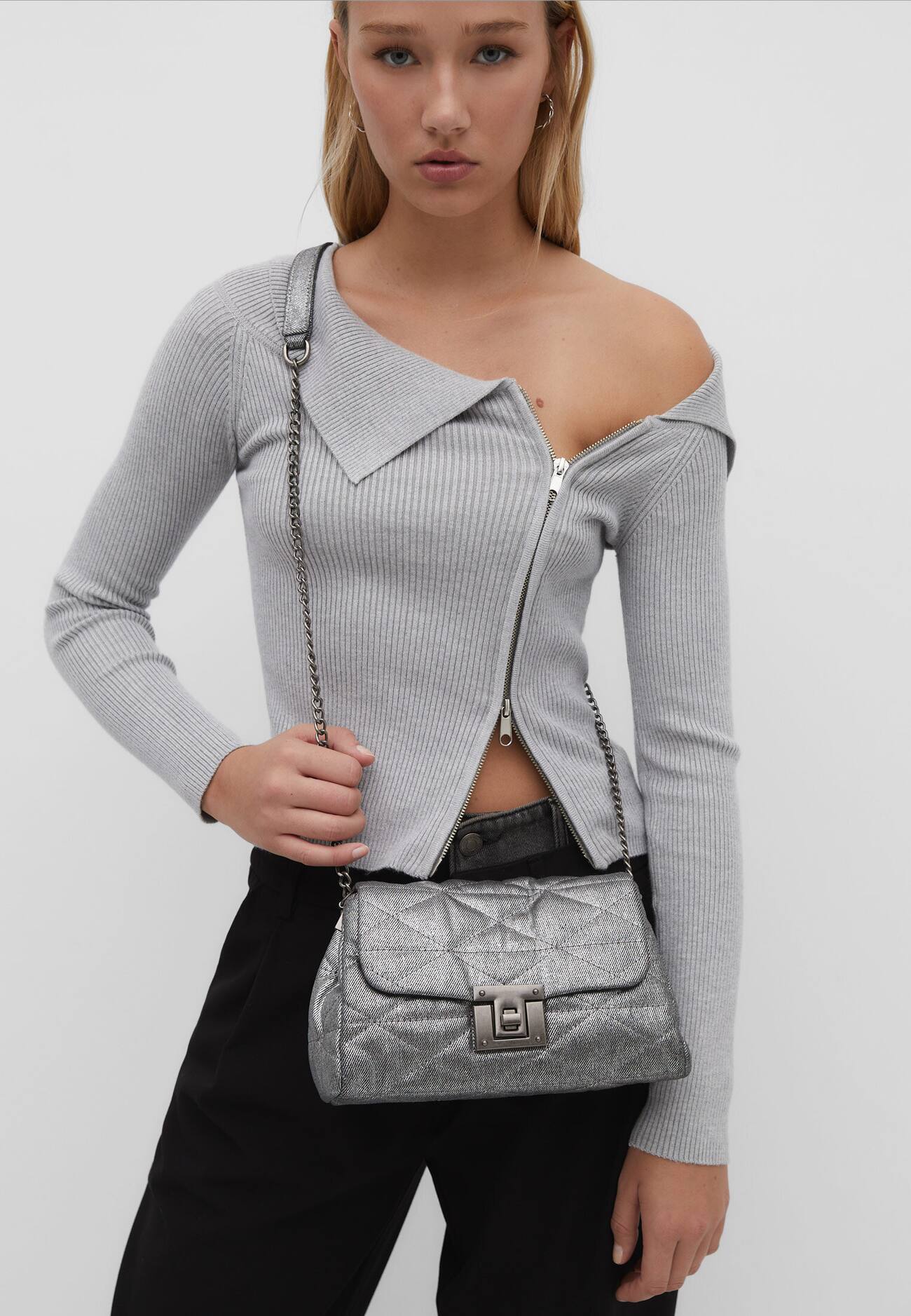 Bolsa transversal em jeans com detalhe metalizado