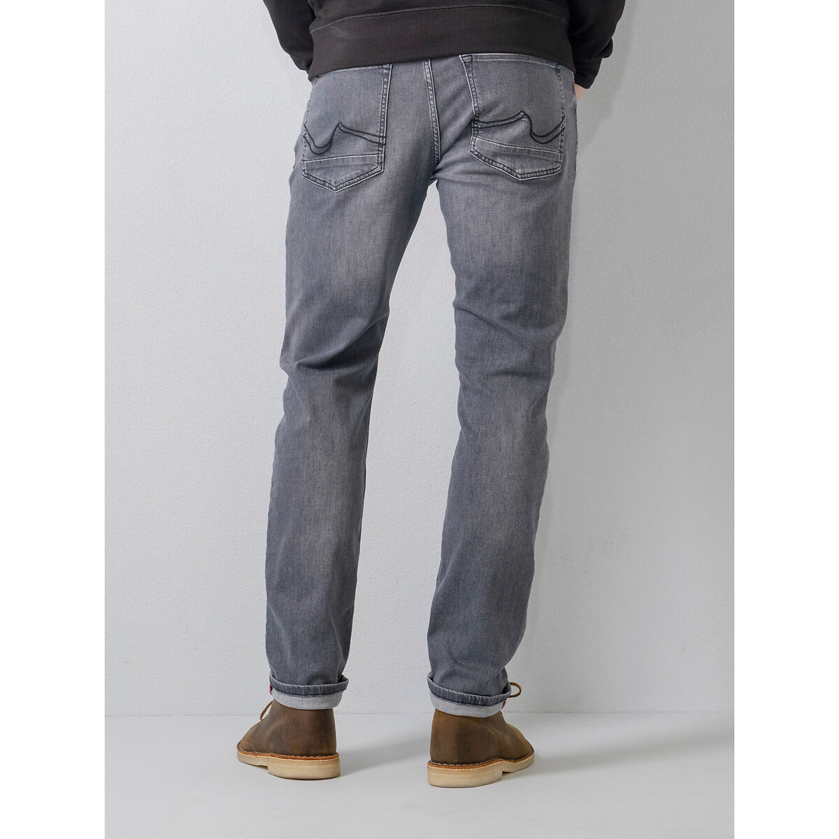 INDÚSTRIAS PETROLÍFERAS<br>Calças jeans elásticas Russell