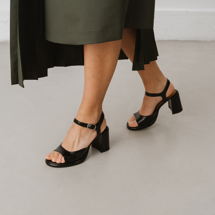 Sandales à talons hauts et bouts ouverts  en cuir brillant noir