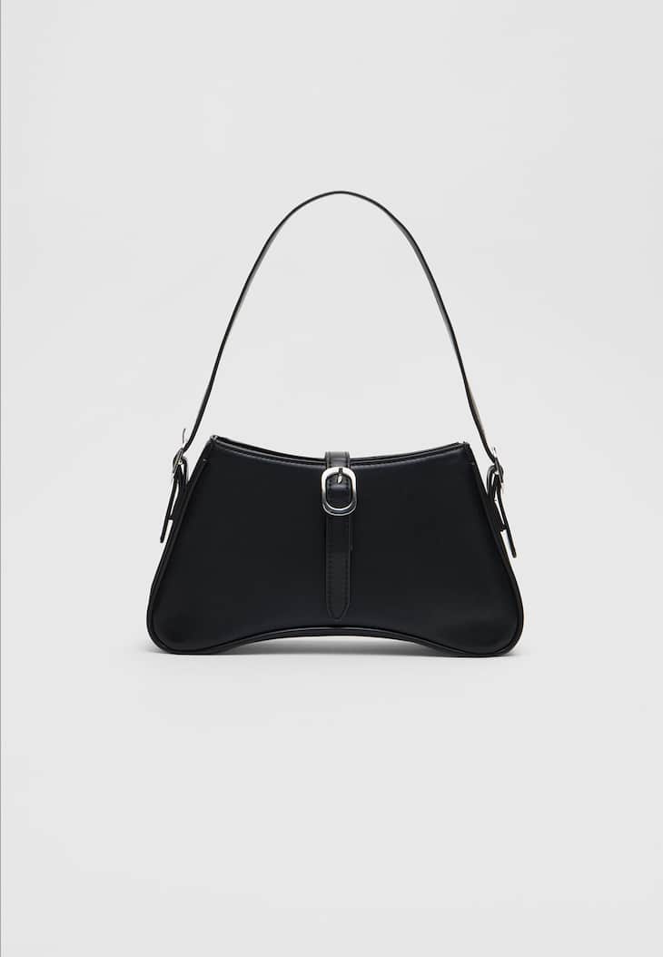 Bolsa de ombro com acabamento desgastado e fivela.