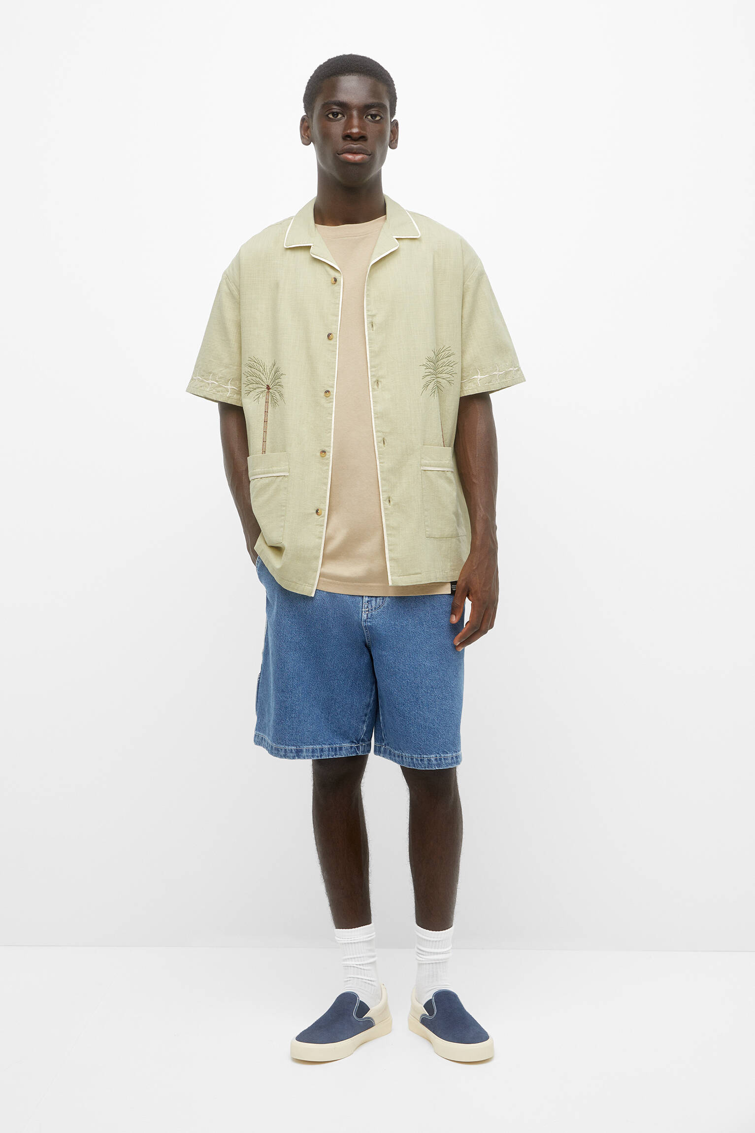 CAMISA DE MANGA CURTA COM BOLSOS - VERDE
