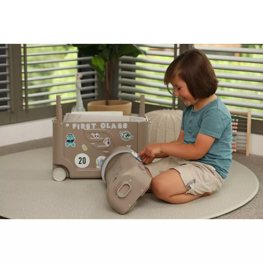 JETKIDS™ BY STOKKE® Aufsitzkoffer BedBox™ Limited Edition Creamy Cappuccino und Matratze CloudSleeper™ weiß