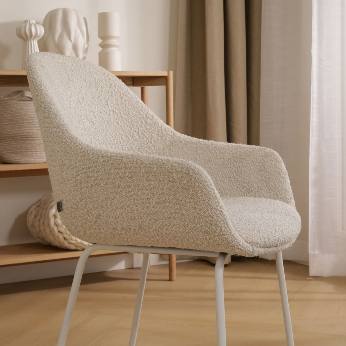 Eetkamerstoel Nora-Mae bouclé beige - wit onderstel