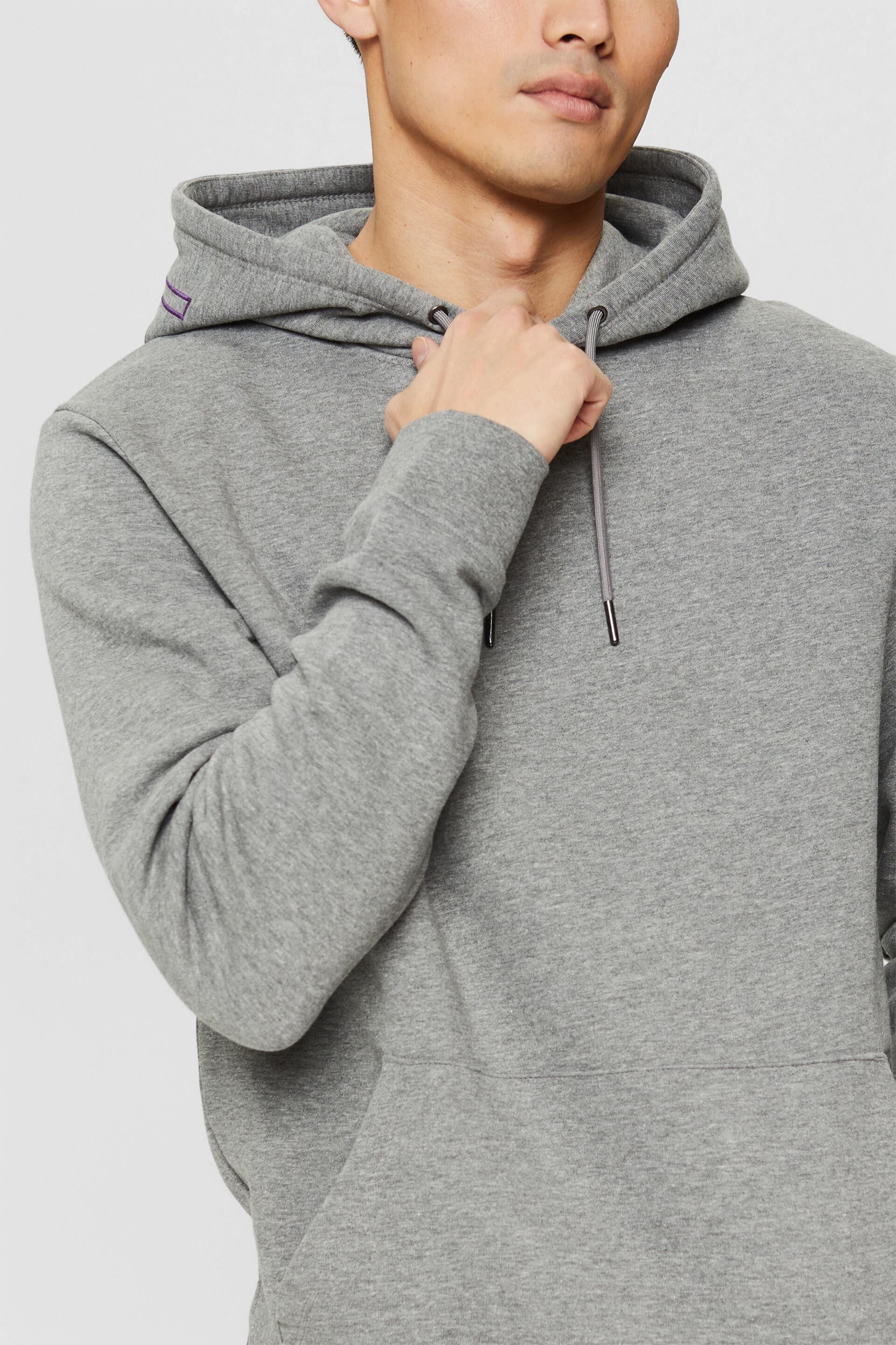 En matière recyclée : le sweat à capuche à logo brodé