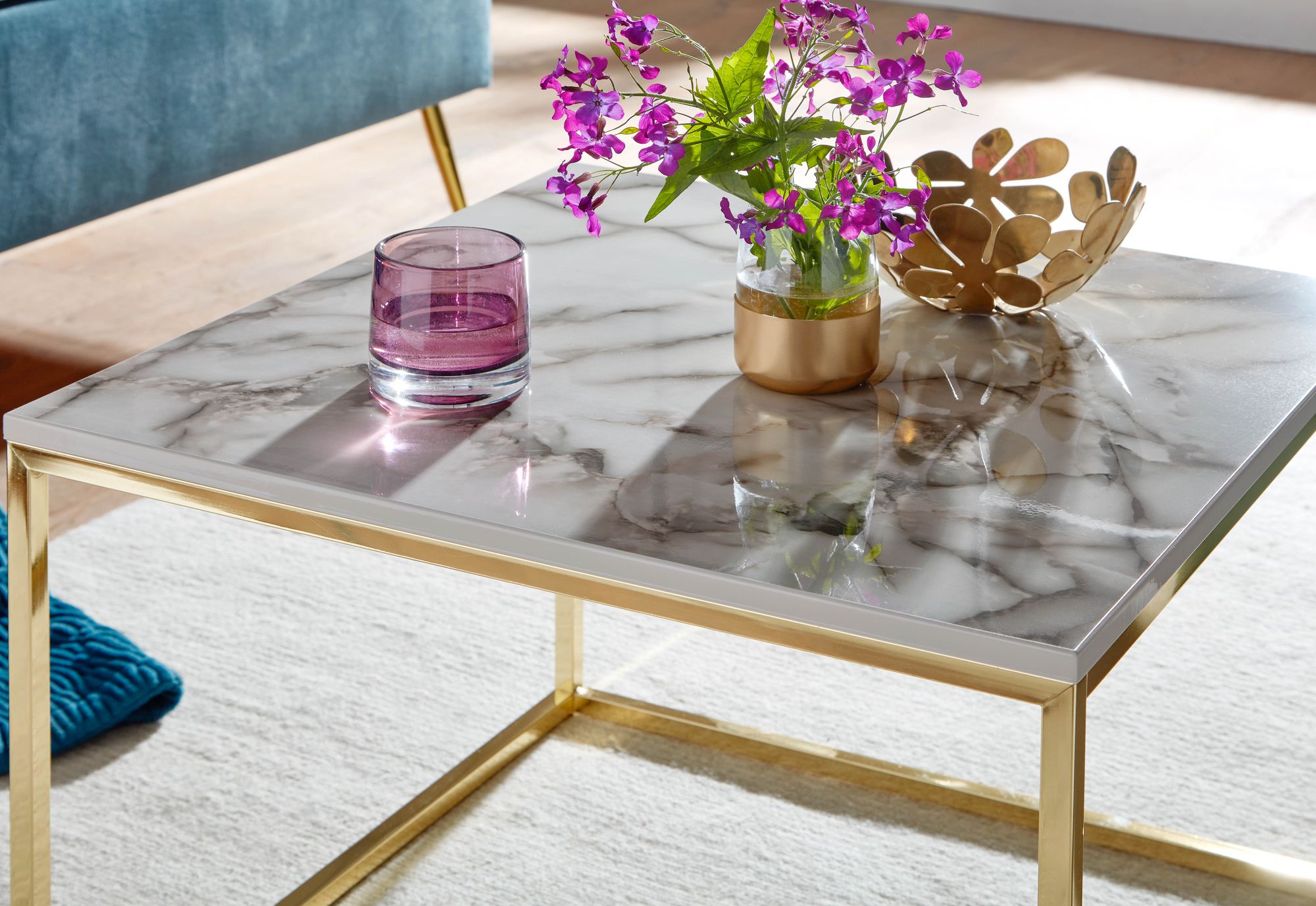 KADIMA DESIGN Quadratischer Couchtisch: Marmor-Optik, Metallgestell, Industrial-Stil, pflegeleicht, verschiedene Farben.