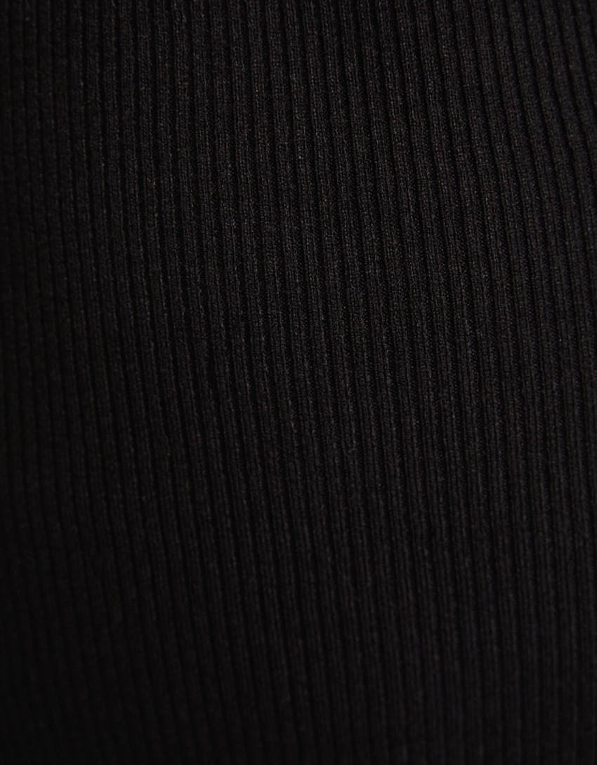 Vestido curto de malha com gola alta e mangas compridas.