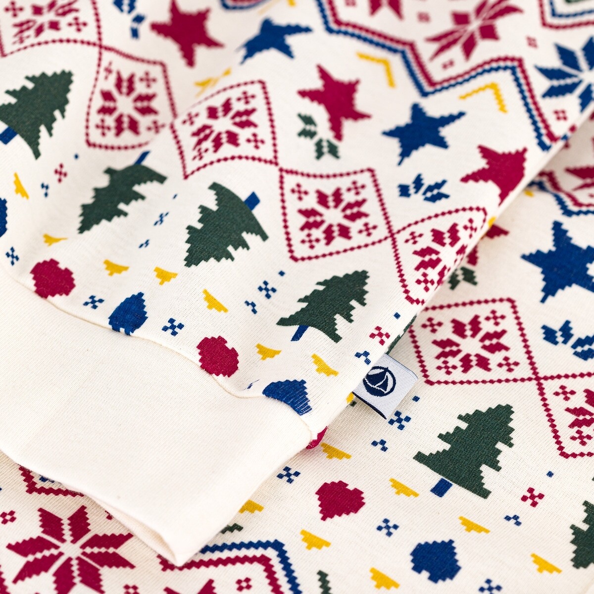 PETIT BATEAU<br>Pijama estampado com estampa natalina