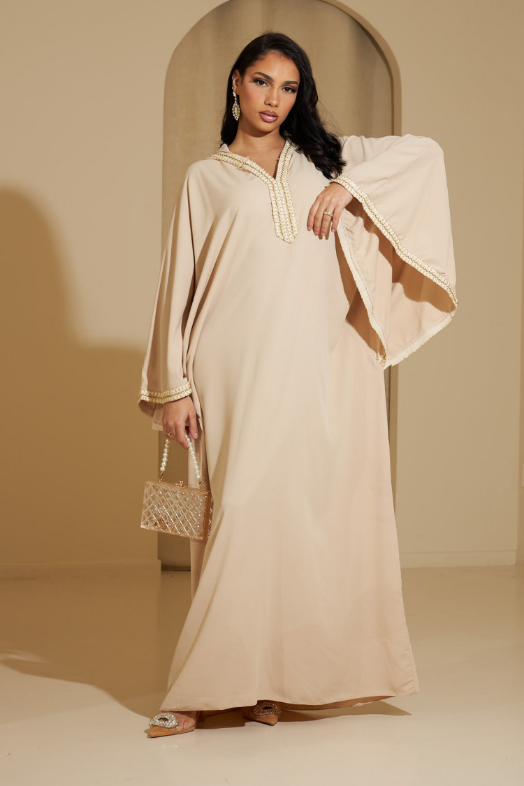 Abaya beige à capuche avec détails dorés
