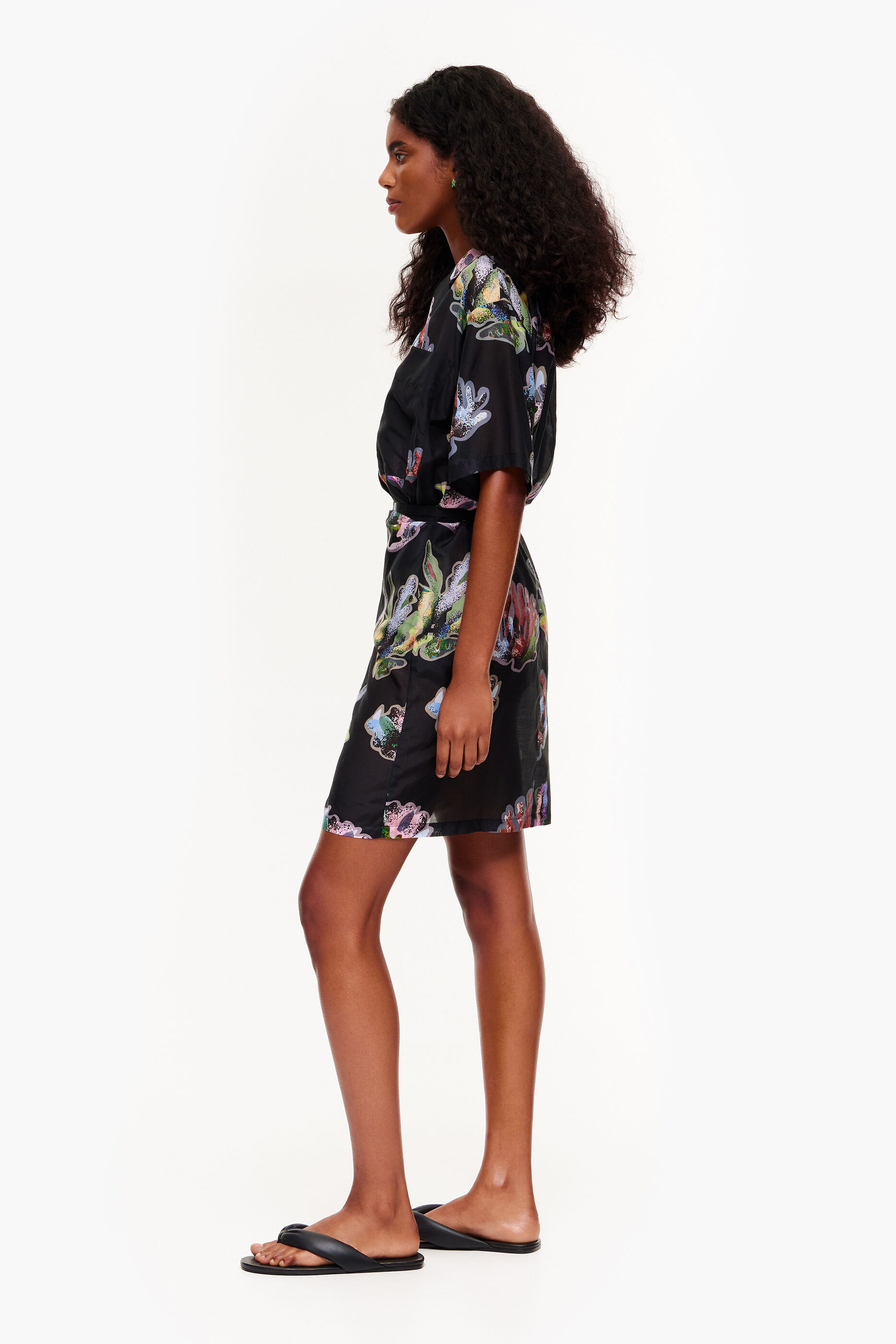 Vestido pareô com estampa em tons de coral e cinza