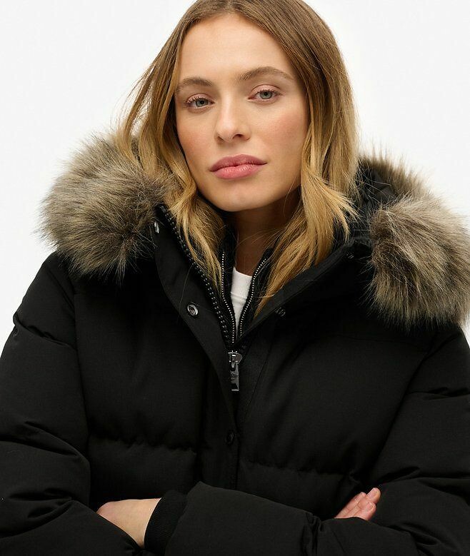 SUPERDRY<br>Jaqueta curta de plumas com capuz de pele sintética
