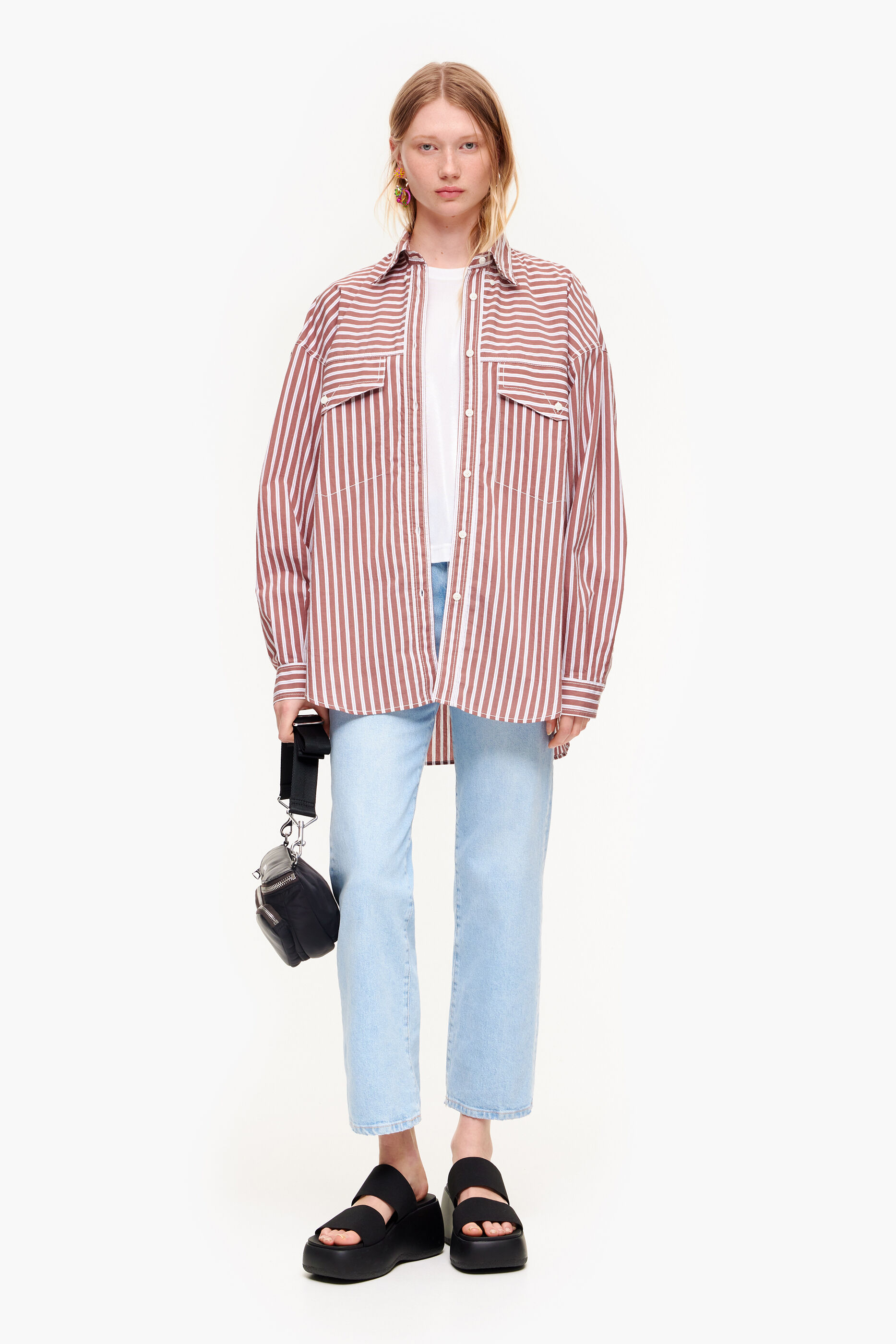 Camiseta cropped branca e fluida
