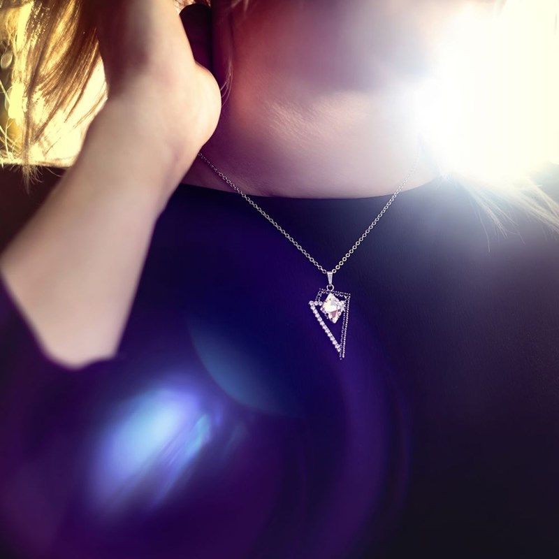 Collier orné de cristaux Swarovski avec pierre crystal Blanc et Noir en plaqué Or blanc et rhodié