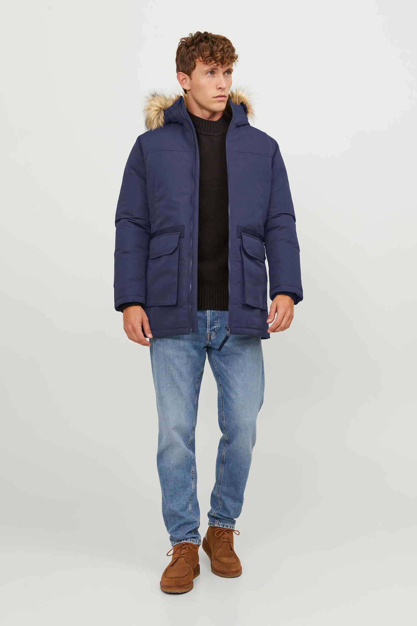 Parka com capuz e forro de penas