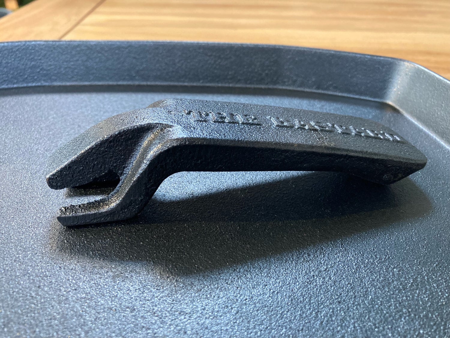 The Bastard barbecue grillplaat Sizzling met onderzetter Medium / Large 32,3 x 24,4 x 4 cm