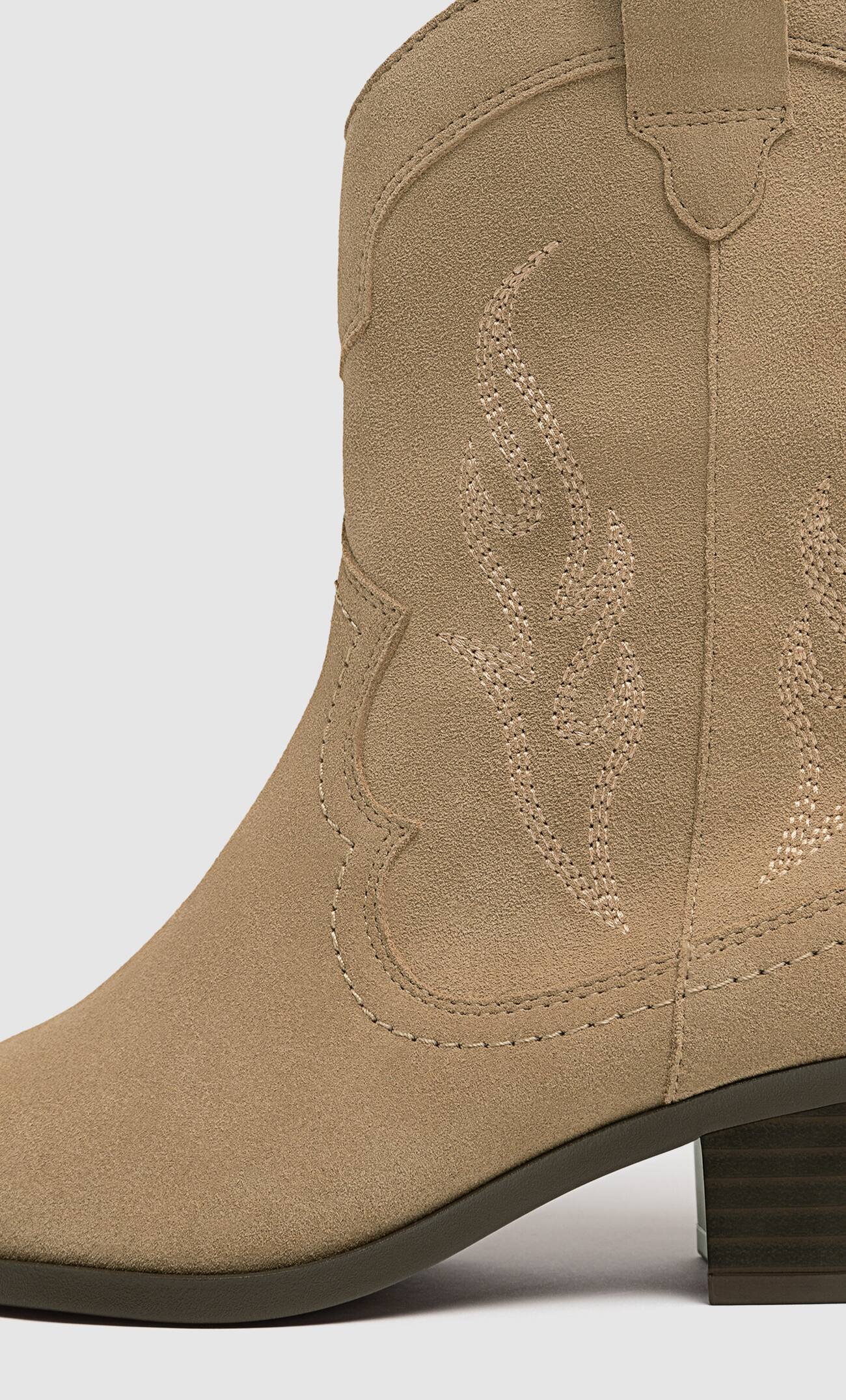 Botas de couro estilo cowboy até o tornozelo