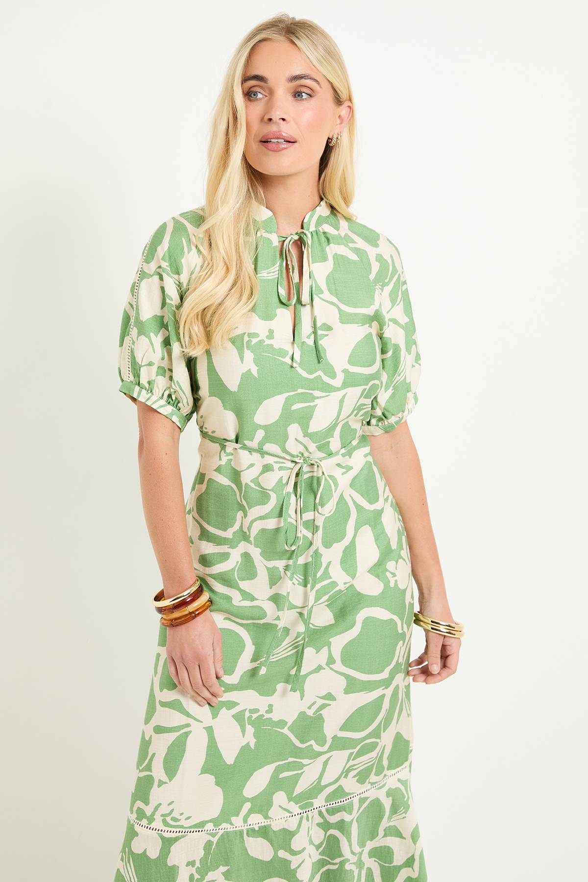 Wallis Robe Longue Petite Avec Empiècements En Dentelle Géométrique