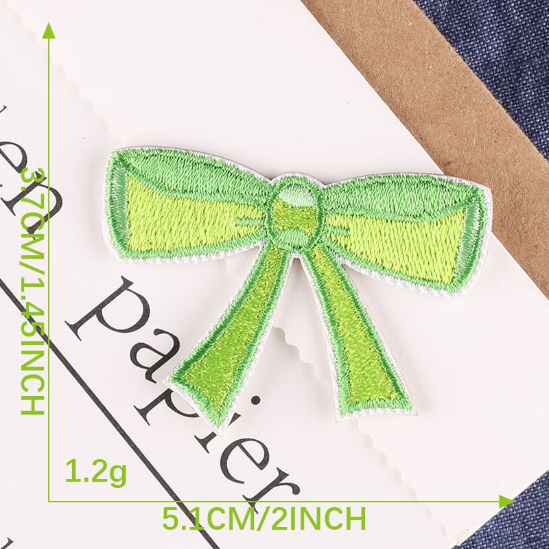 Embroidery Kingdom - Geborduurde applicatiepatch met strik (verschillende ontwerpen)