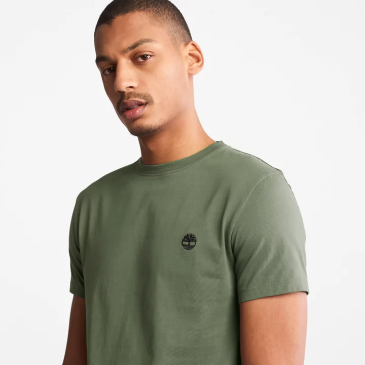 Camiseta masculina Dunstan River Slim-Fit na cor verde escura.