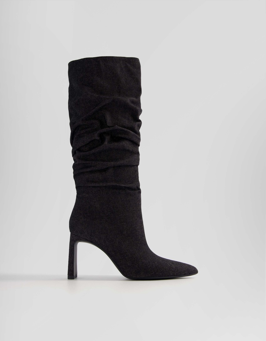 Botas de salto alto em jeans folgadas