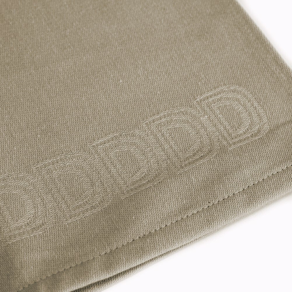 DDDDD theedoek Logo taupe 60 x 65 cm