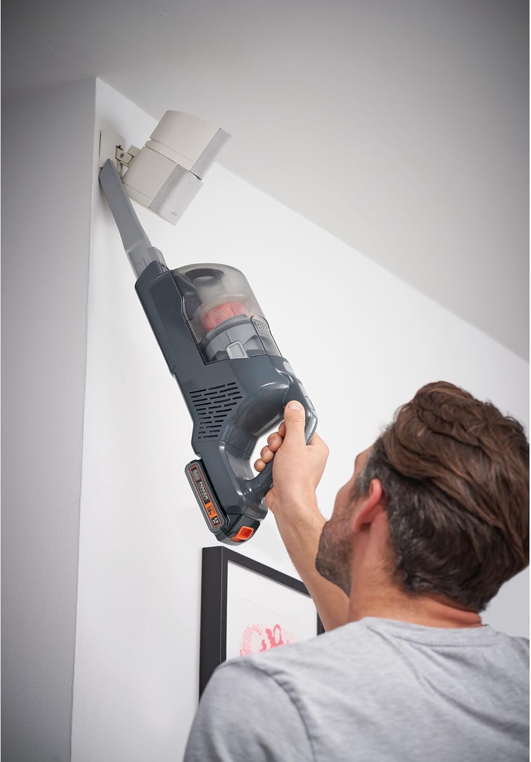 BLACK+DECKER 3-in-1 Akku-Stielsauger Powerseries+ BHFEA18D1 (18V, beutelloser Boden- & Handstaubsauger mit Elektrobürste, 2 Saugstufen, kabellos, inkl. Wandhalterung, Fugendüse, Akku & Ladegerät)