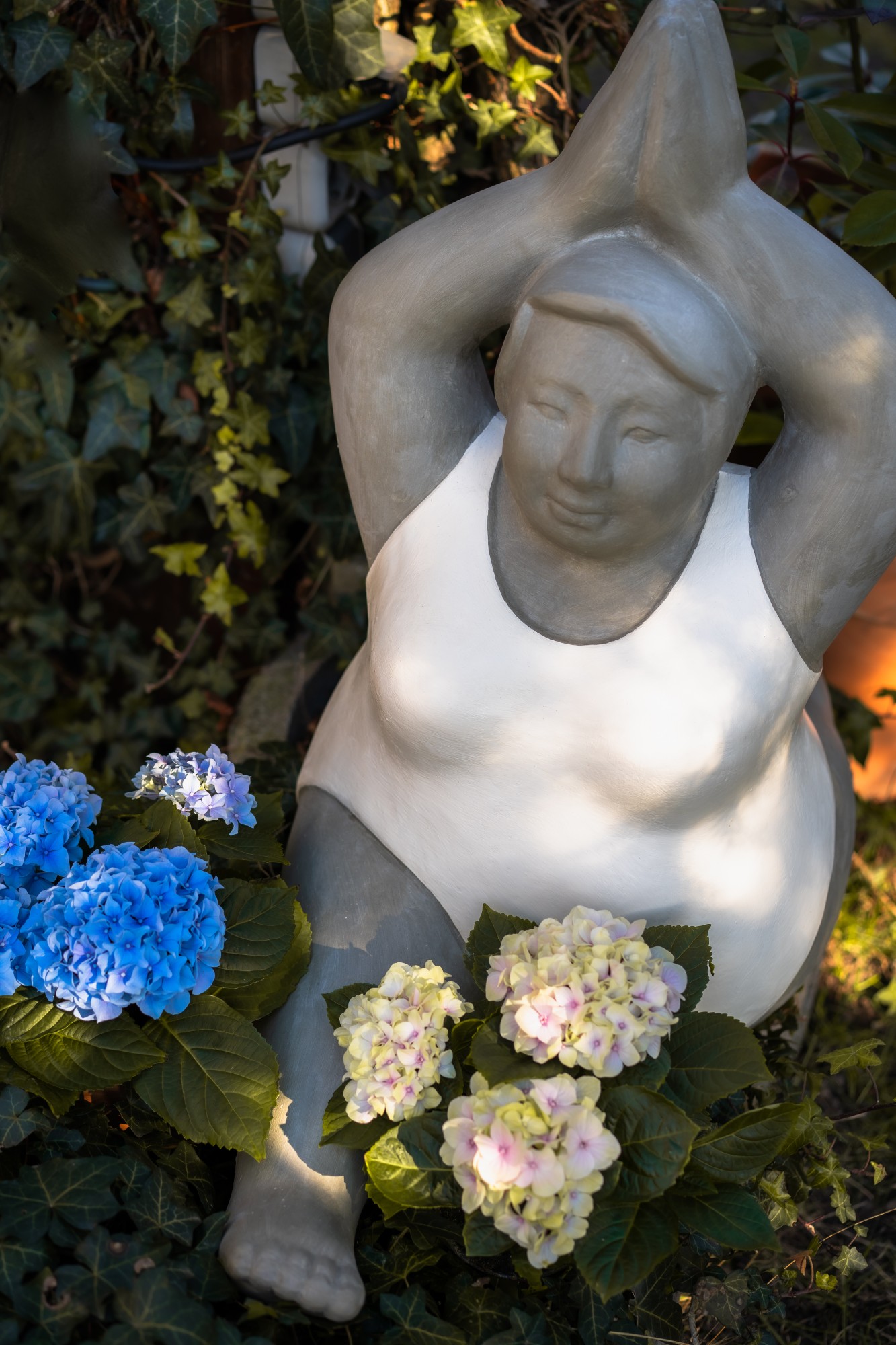 Zementfigur 'Yoga-Frau', weiß, grau, H 65 cm, B 65 cm, L 40 cm günstig bestellen