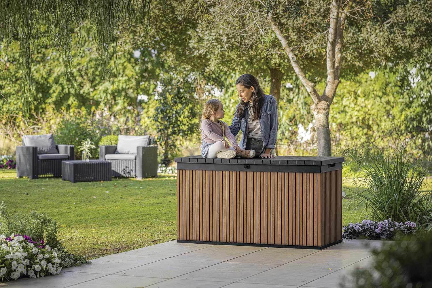 Keter Auflagenbox/Kissenbox 570 Liter l 100% Wasserdicht l mit Belüftung dadurch kein übler Geruch/Schimmel l Moderne Holzdielenoptik l Deckel belastbar bis 300 KG (2 Personen)