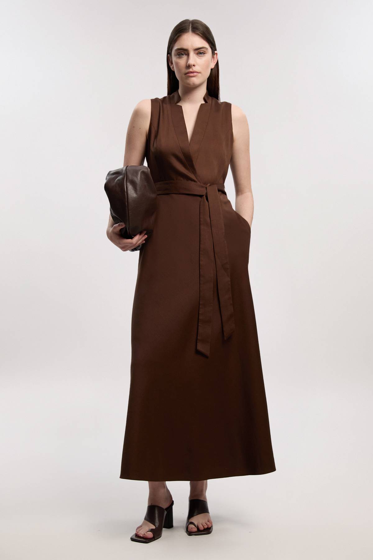 KarenMillen Robe Maxi en Lin Ajustée à Nouer à la Taille Style Portefeuille