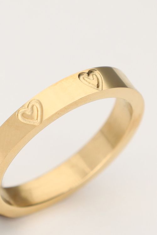 Ring met gegraveerde hartjes