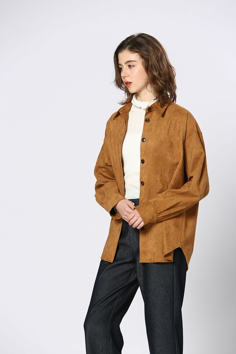 ATÉ BREVE<br>Camisa de camurça com fechamento por botões