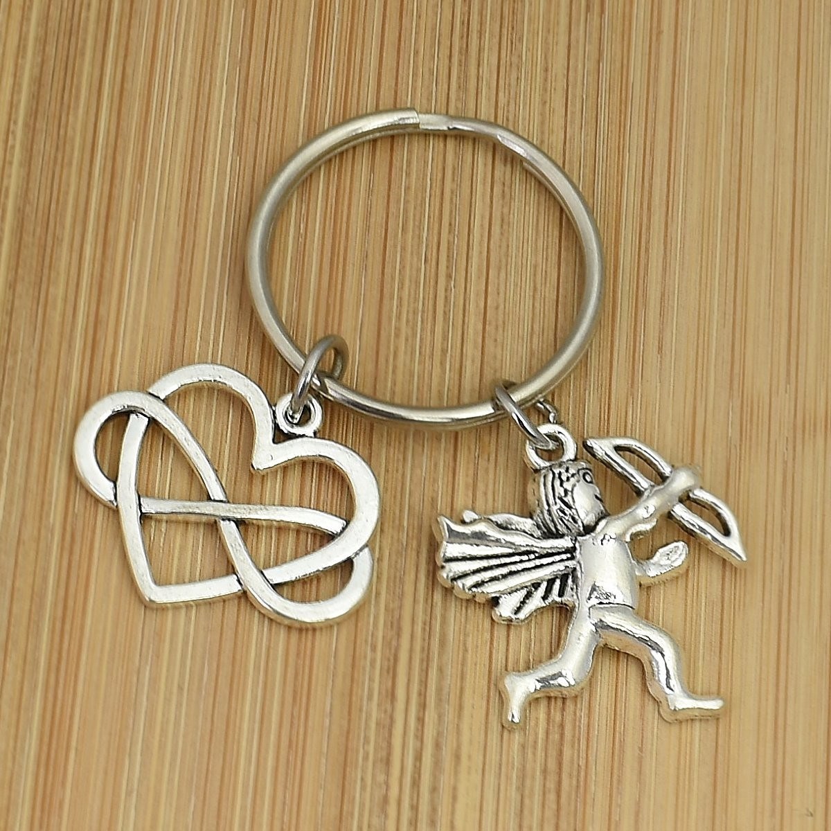 Porte-clés cupidon ange avec des ailes et sa flèche d'amour coeur à l'infini argenté