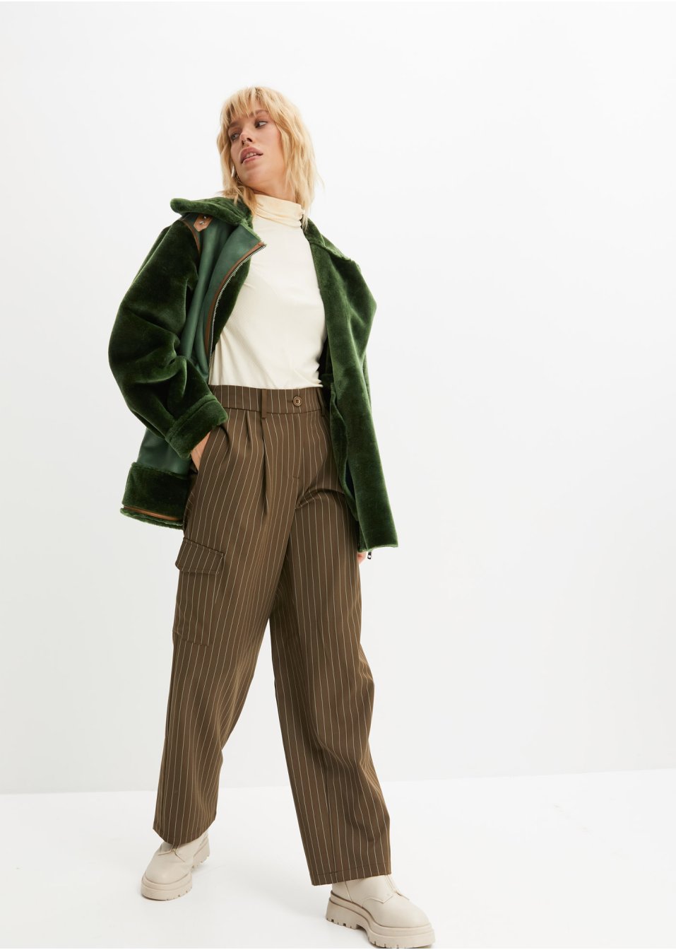 Pantalon cargo à fines rayures