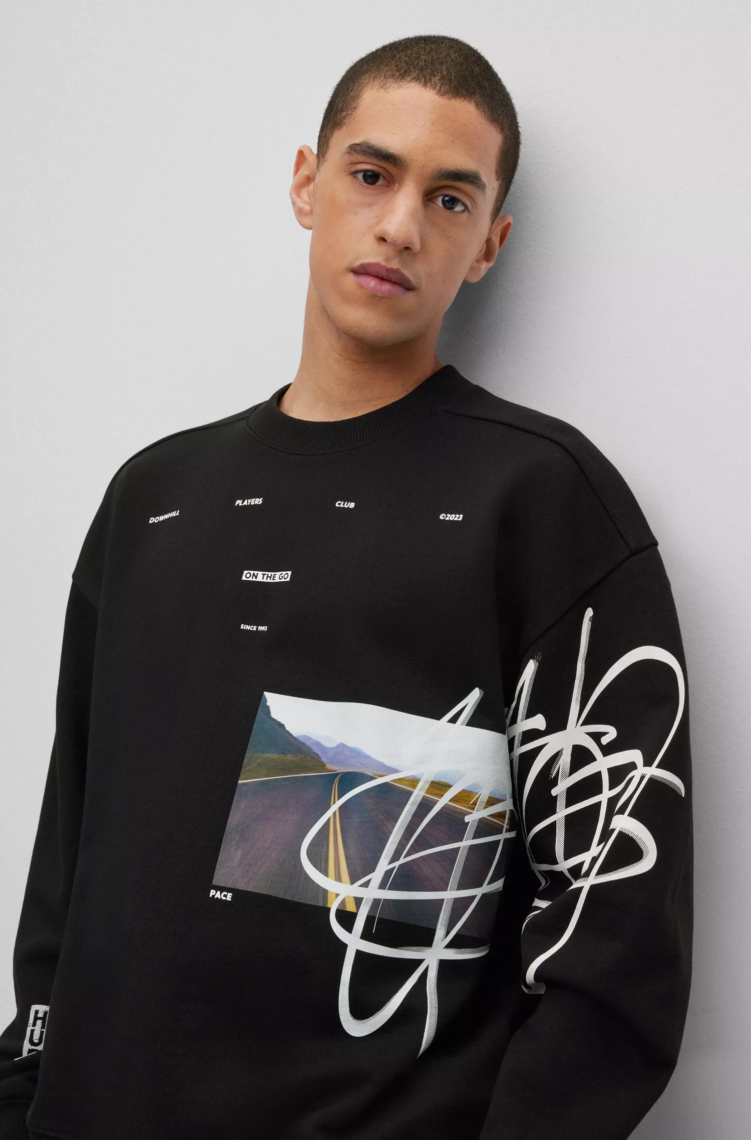 Moletom HUGO vermelho, modelagem oversized, em algodão com estampa streetwear.