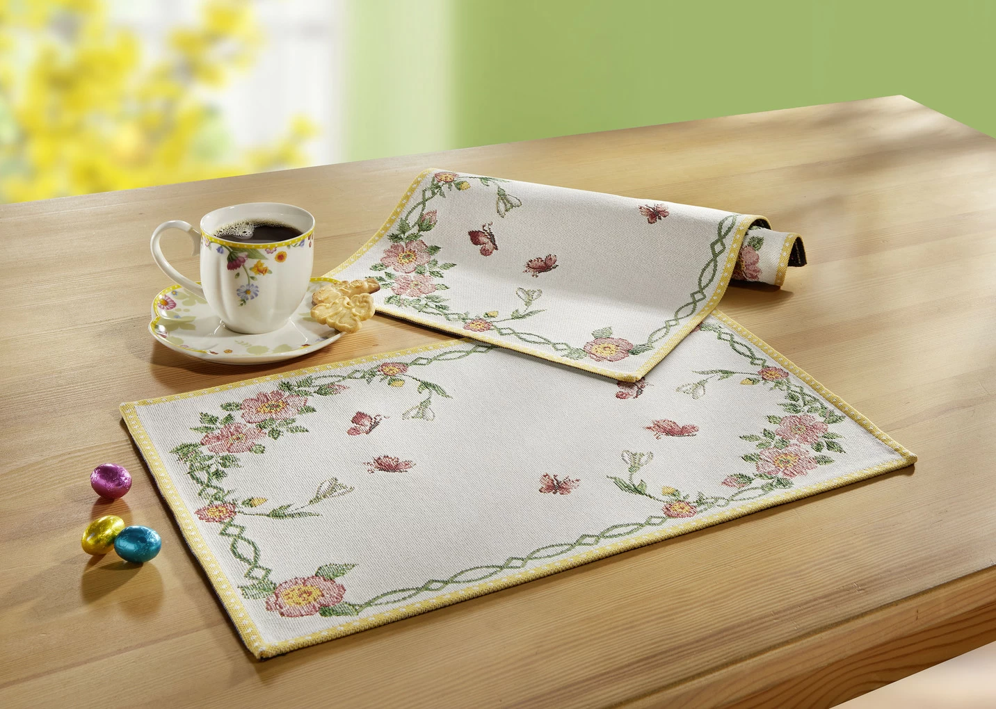Tischdekoration mit Blümchen- und Schmetterlingsdekor