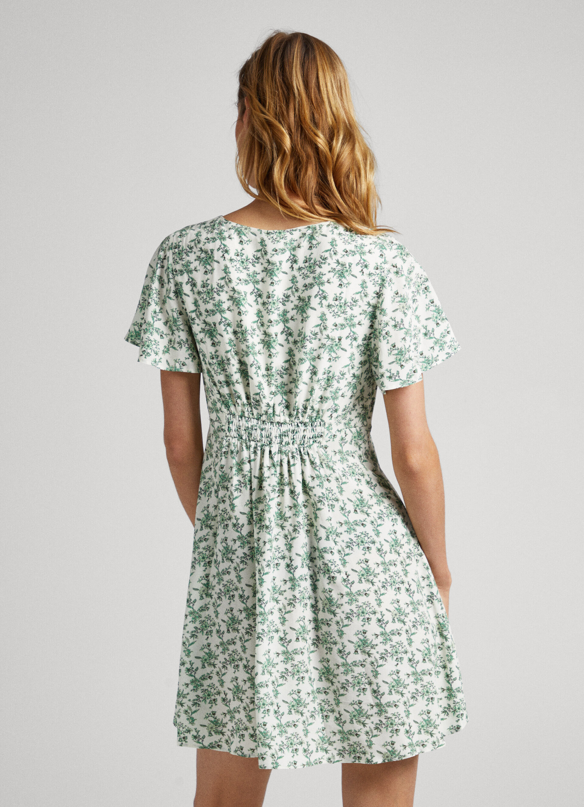 VESTIDO COM ESTAMPA FLORAL - multicolorido