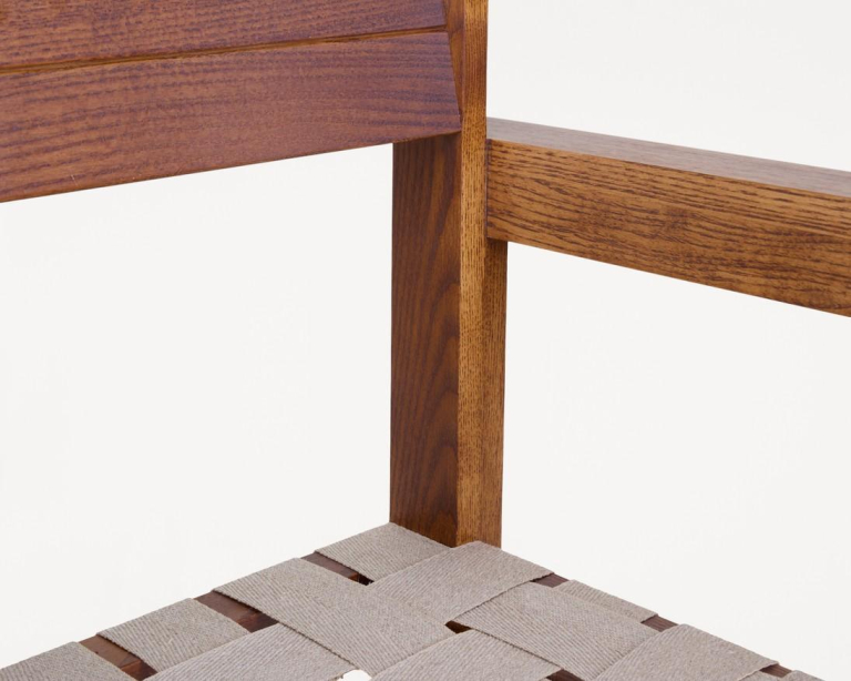 Frama Symmetry eetkamerstoel met armleuning Honey Ash Wood / Oat Fabric