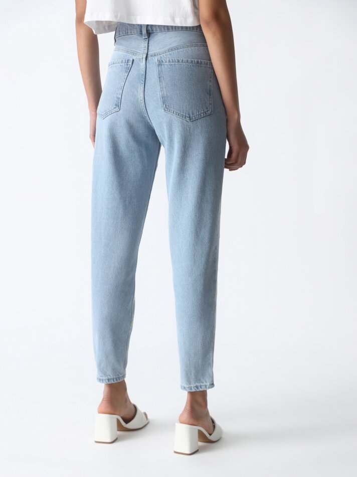 Calça jeans Mom Fit bordada - Turquesa Médio