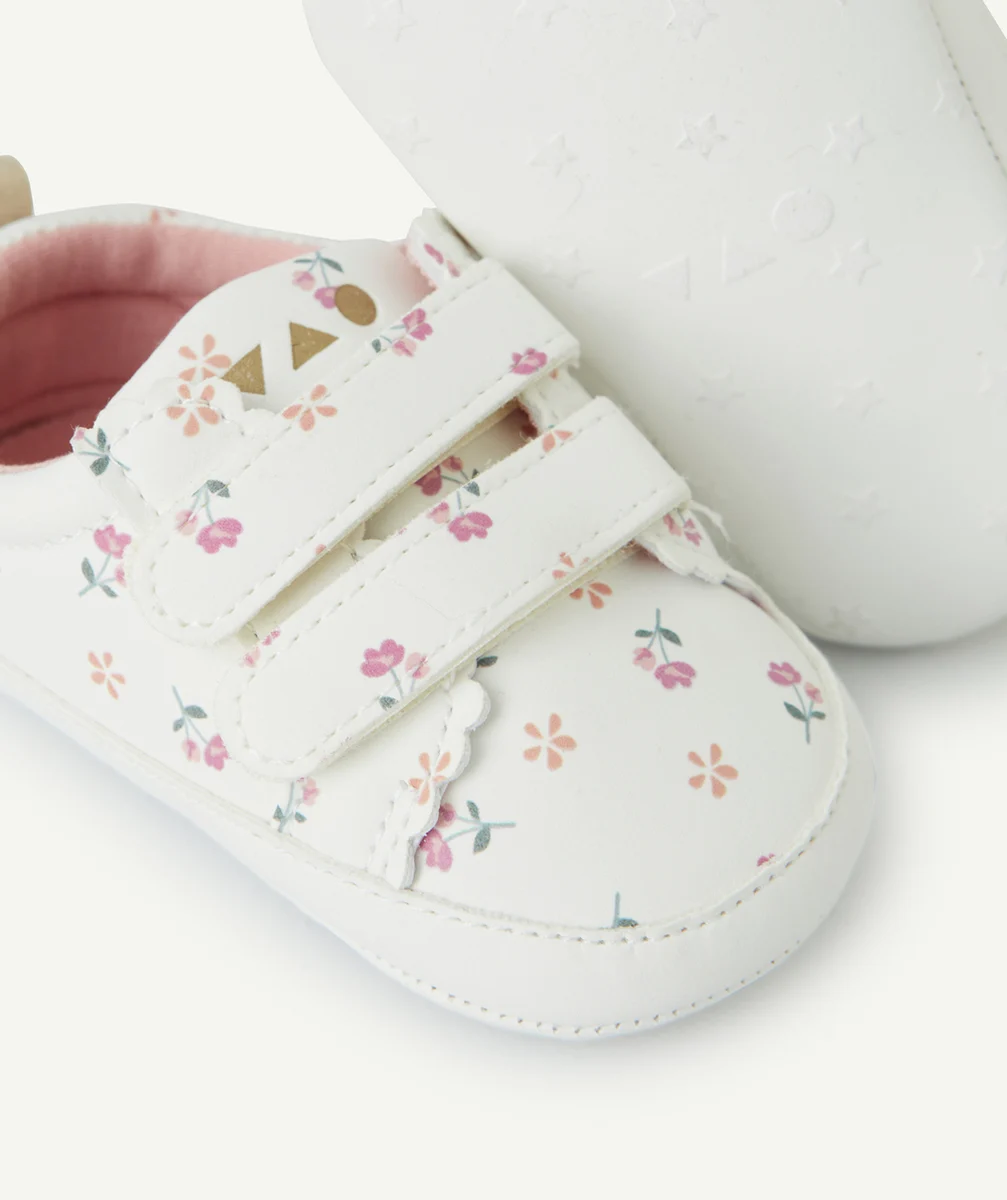CHAUSSONS STYLE BASKETS BÉBÉ FILLE BLANCS ET IMPRIMÉS FLEURIS