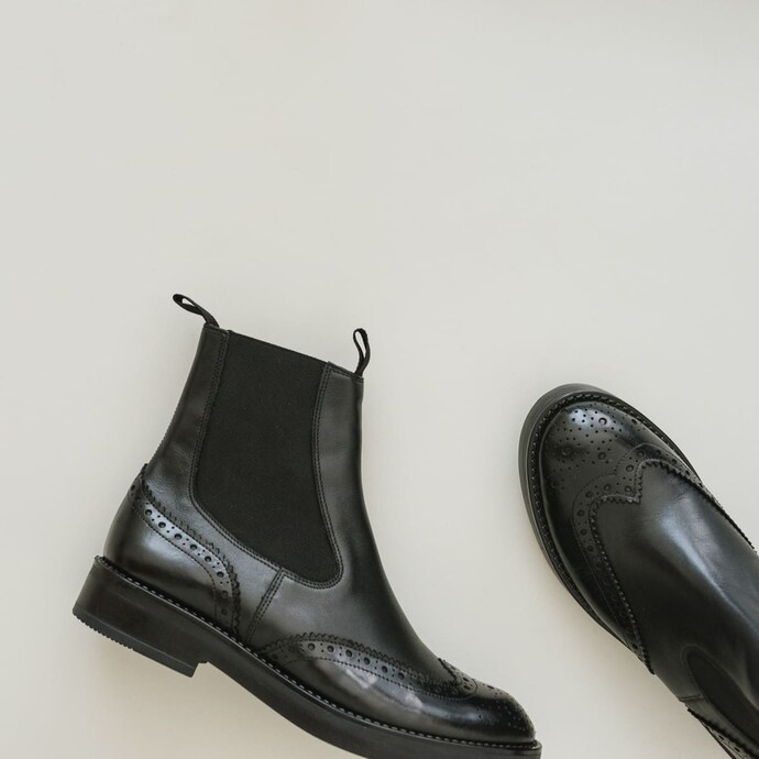 Boots à élastiques et surpiqûres  en cuir noir