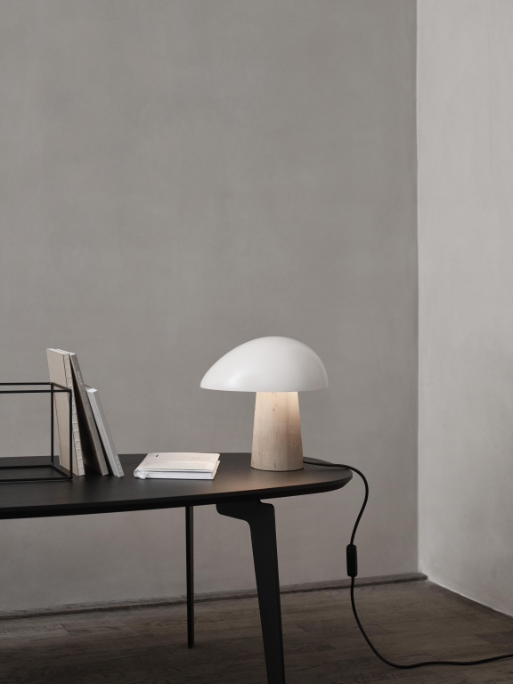 Fritz Hansen Night Owl tafellamp smokey wit gelakt essenhout