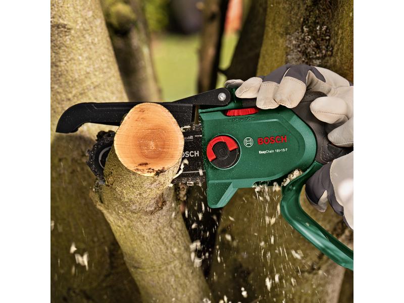 Bosch Akku-Kettensäge EasyChain 18 V-15-7, KIT Leistungsstarke und kompakte Astsäge mit kabellosem Komfort.