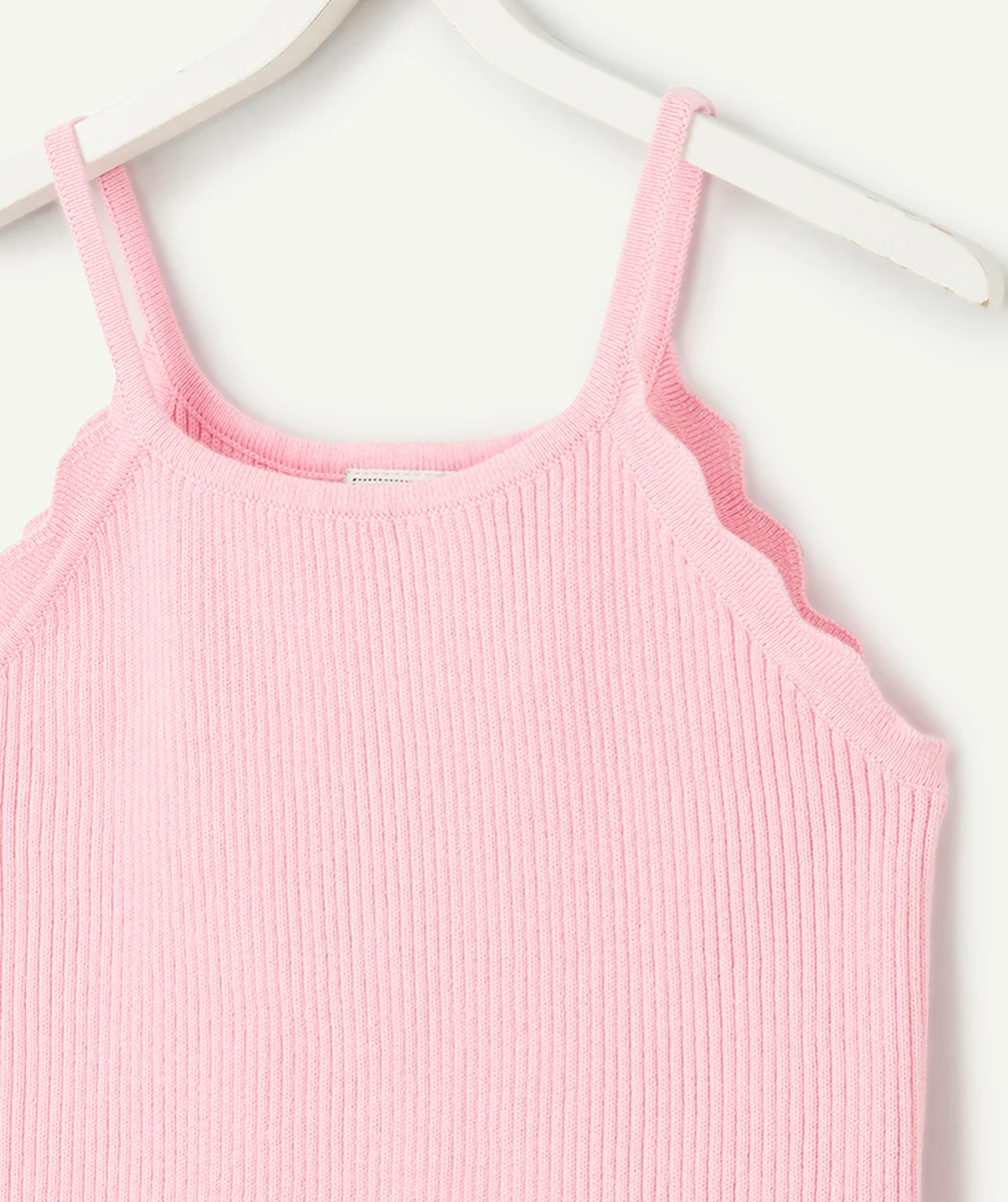 T-shirt à bretelles en tricot de cotont bio rose avec festons