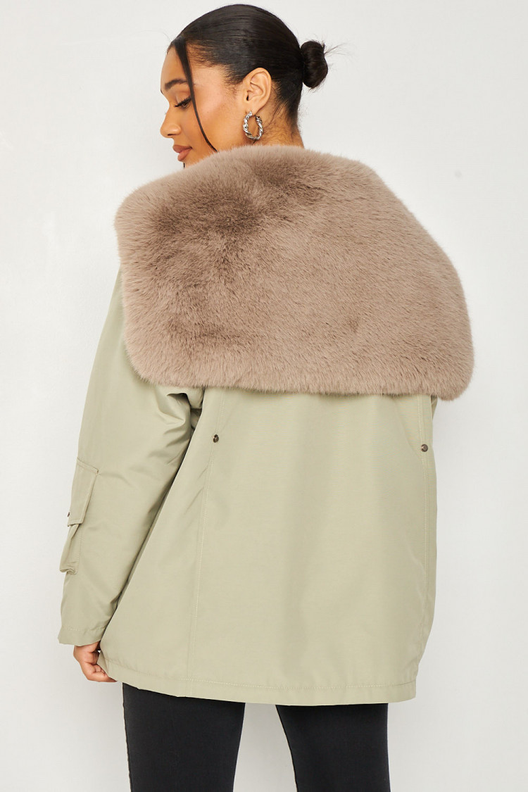 Parka verte fourrée avec col fausse fourrure