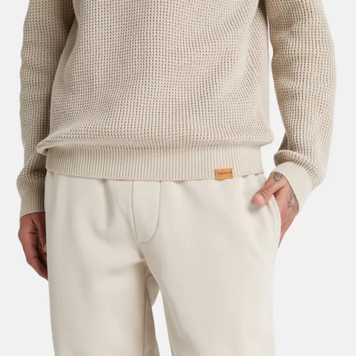 Suéter masculino de gola redonda com pregas na frente, na cor cinza.