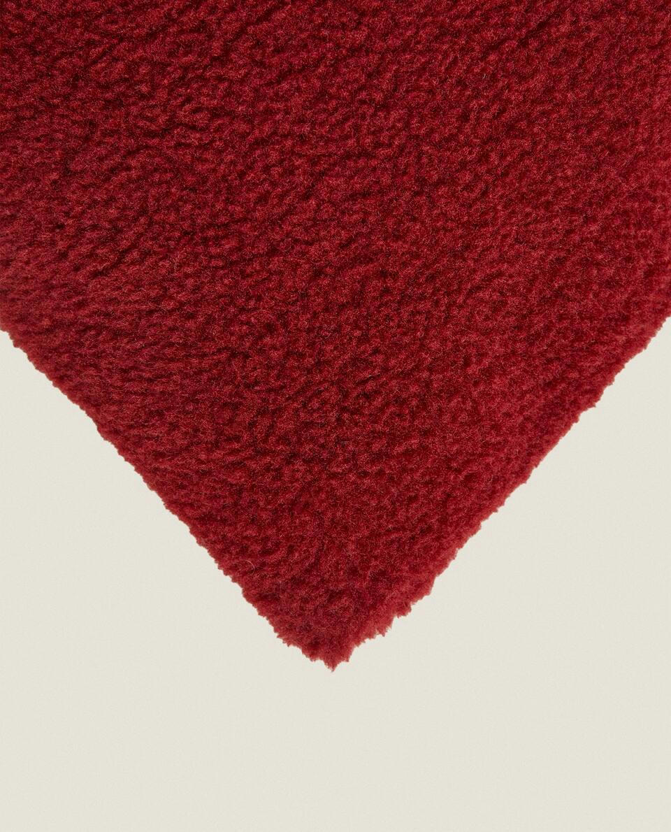 Capa de almofada natalina reversível em imitação de pele de carneiro.