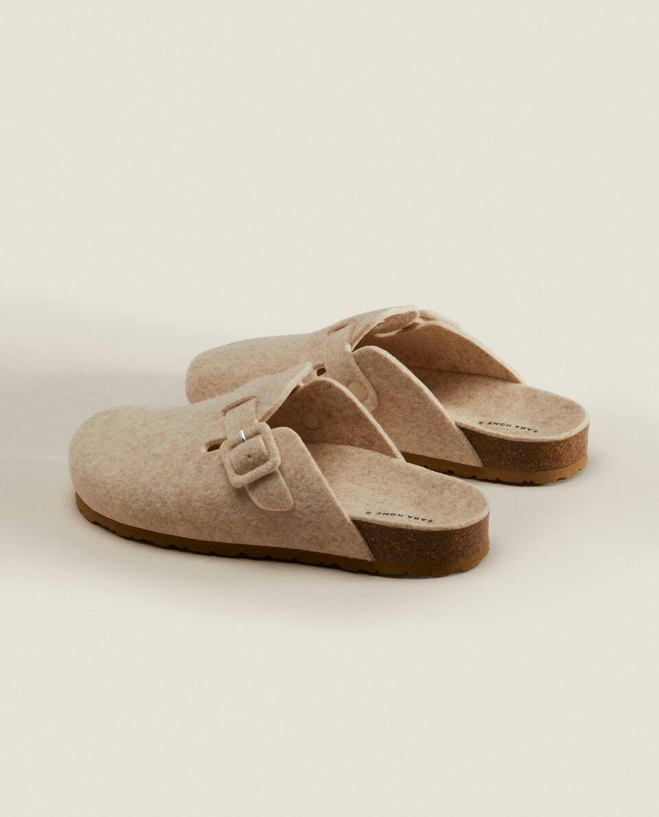 Chinelo Mule de feltro com fivela revestida